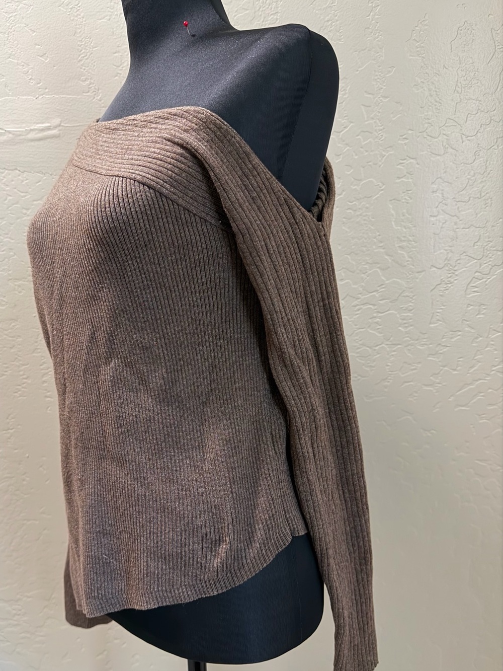 Off-the-Shoulder Ribbed Brown Sweater - Picture 5 of 6